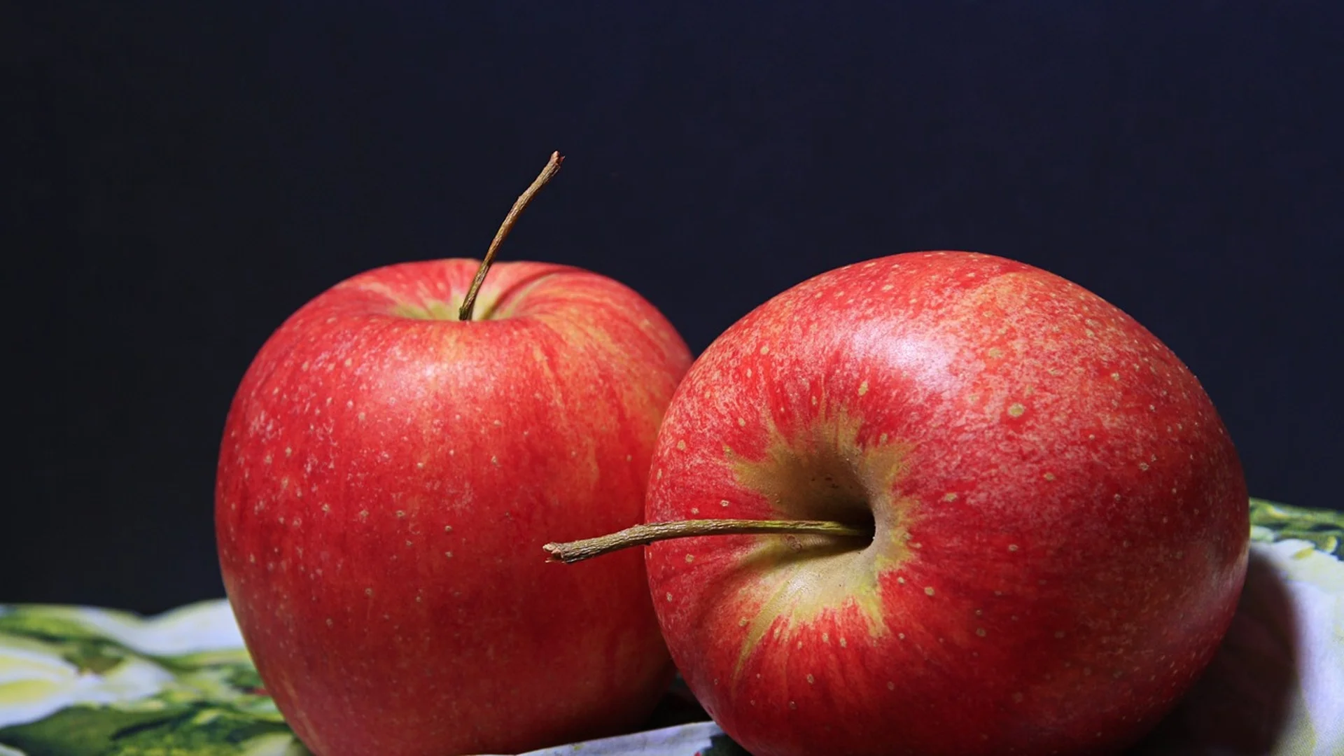 Изследователи: Измиването на ябълките само с вода не е достатъчно