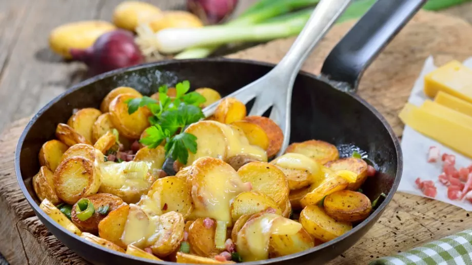 Ето така приготвят в ресторантите задушените картофки и те винаги се топят в устата