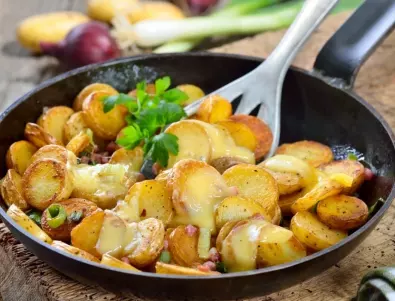 Тайната съставка, заради която картофите по селски в ресторантите са толкова вкусни