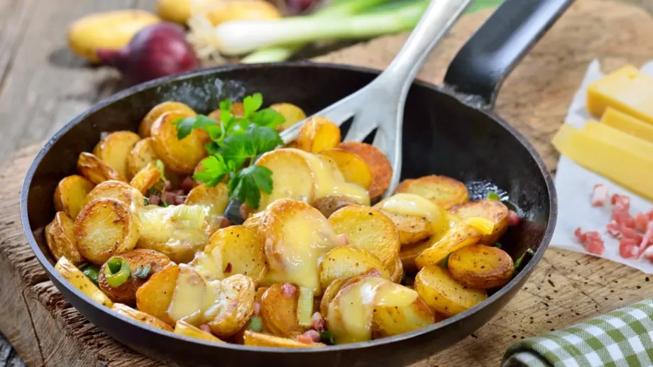 Пресни картофи с ароматен чесън и масло: Бързо и вкусно