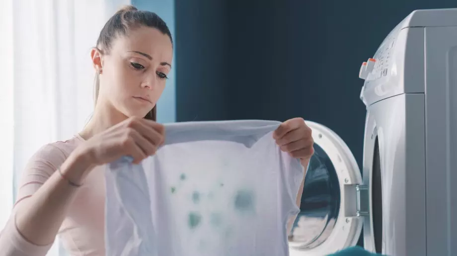 Топ трик, с който ще премахнете мазните петна от дрехите само за 10 минути, без пране
