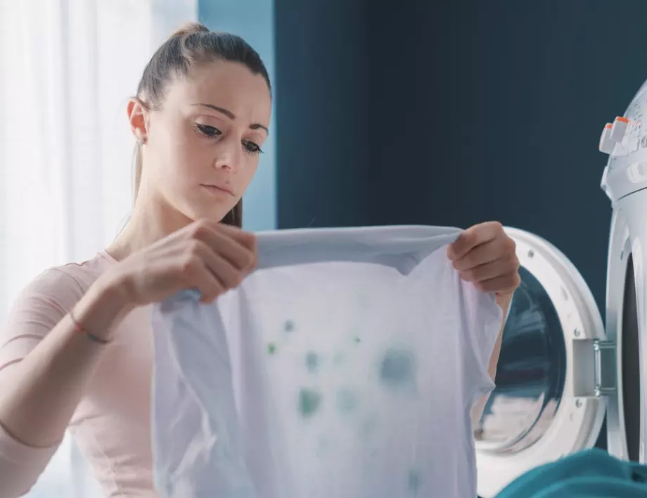 Как да премахнем петна от бели дрехи – хитрите домакини използват този лесен трик