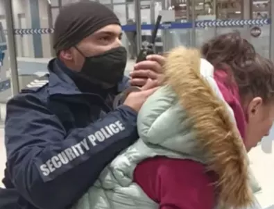 Арестуваха жена в метрото, защото е без маска, тя крещи (ВИДЕО)