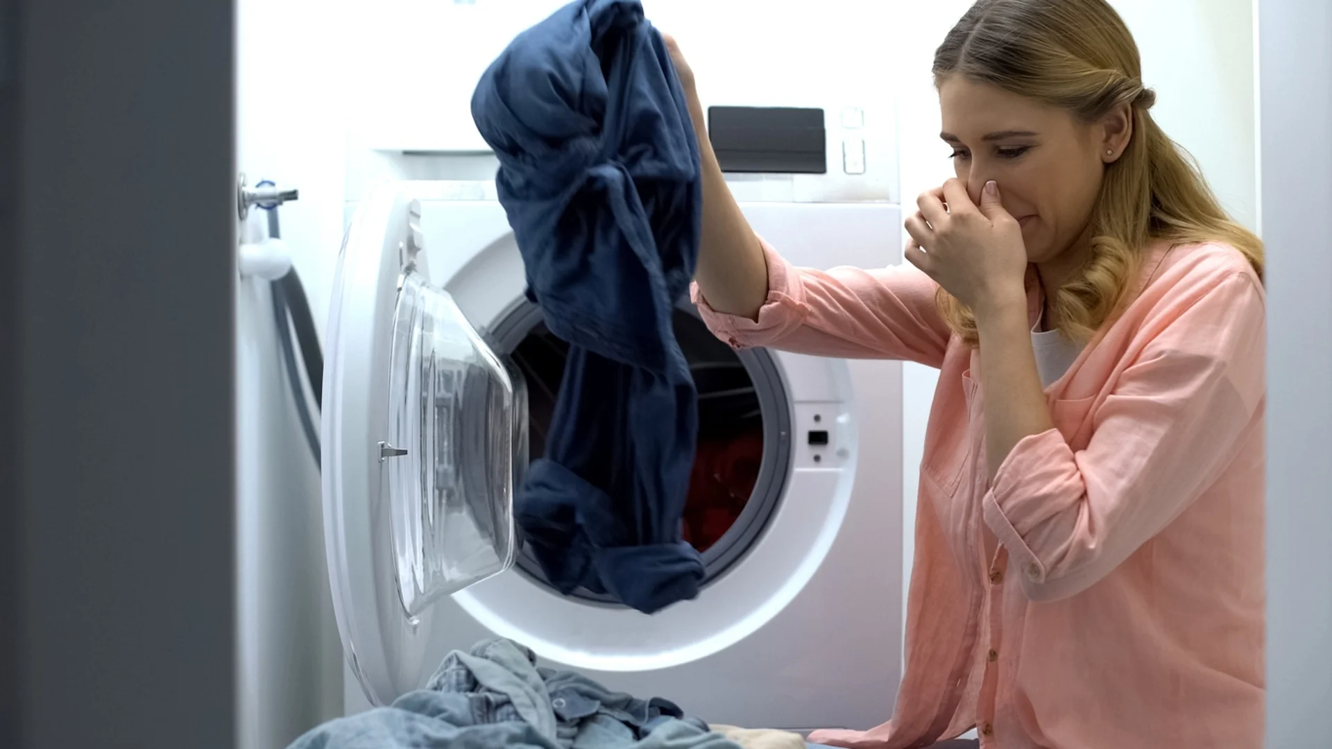 Защо дрехите понякога миришат лошо след пране