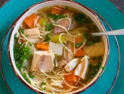 Преди да сложите фидето в супата, направете това и тя ще стане по-вкусна от всякога