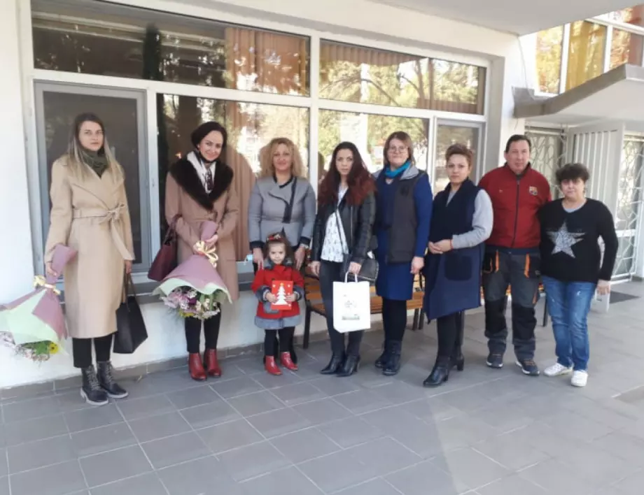 Деца даряват любов на нуждаещи се възрастни в Стара Загора