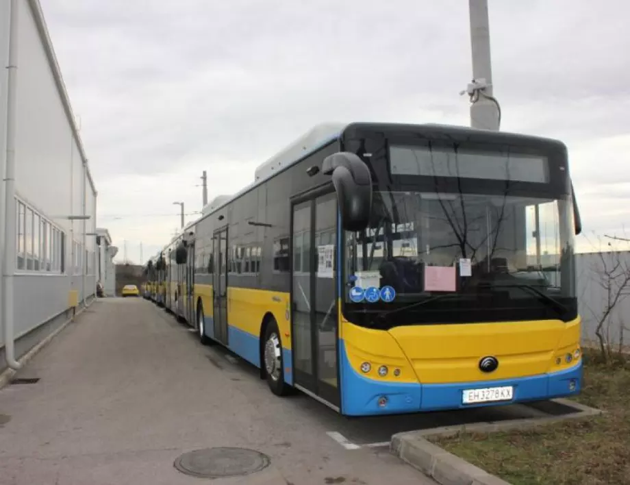 Новите 14 електробуса и зарядни станции за тях вече са в Плевен