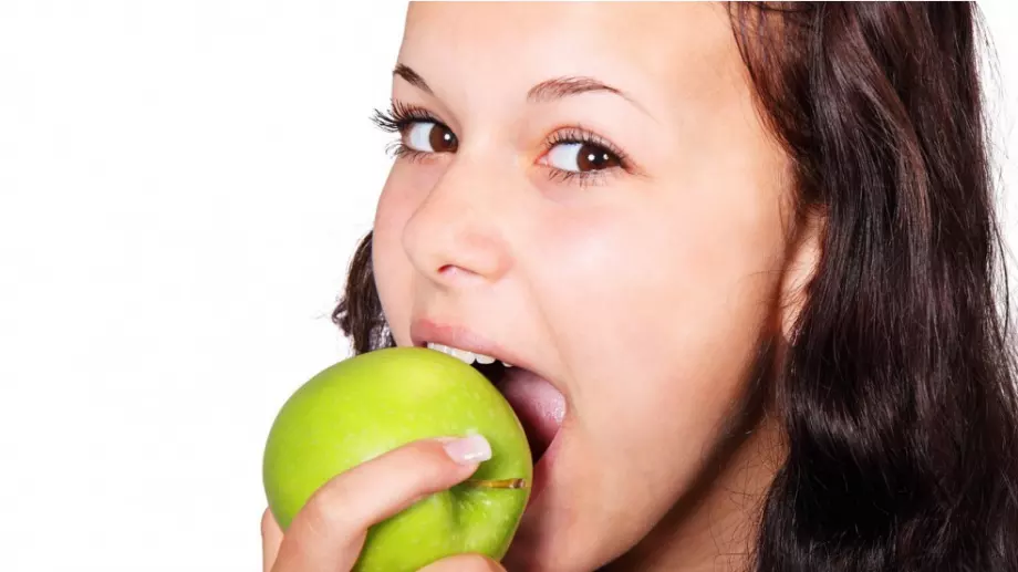 Кое е по-вредно - ябълка или шоколад? Популярни митове за здрави зъби