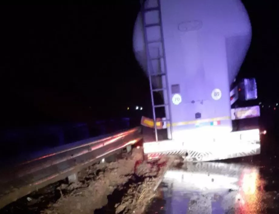 Катастрофа с цистерна затвори едното платно на магистрала "Струма" (СНИМКИ)
