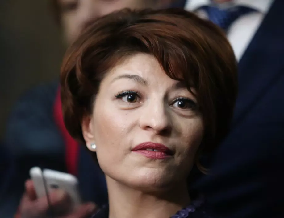 Десислава Атанасова: Скандалите в управляващата коалиция сами се генерират