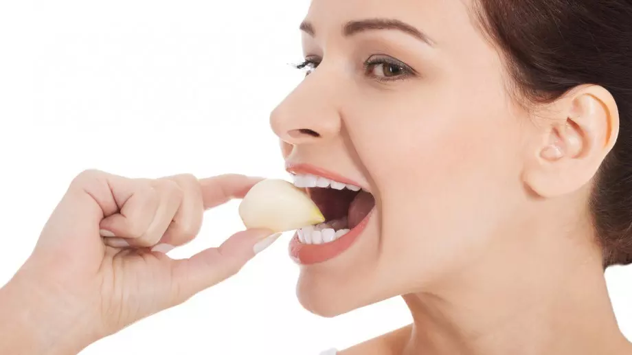 5 трика за премахване миризмата на чесън, които работят по-добре от пастата за зъби