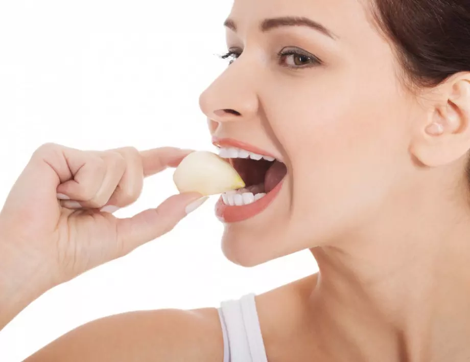 5 трика за премахване миризмата на чесън, които работят по-добре от пастата за зъби