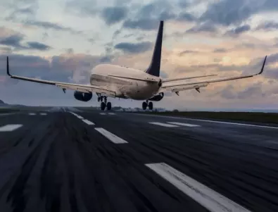 Самолет спука гума при кацане на летище София и забави графика на полетите