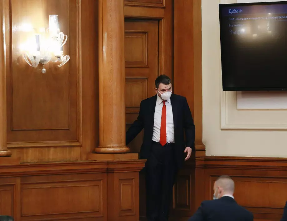 След като Пеевски е санкциониран по "Магнитски" - парламентът не казва как взема заплатата си