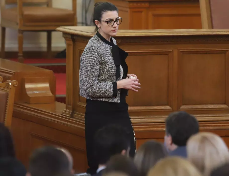 Депутатите приеха оставките на Яна Балникова и Лена Бориславова