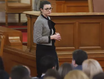 Още един депутат се закле, Лена Бориславова засега остава депутат 