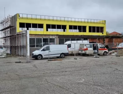 Напредва строежът на физкултурния салон в асеновградското ОУ „Панайот Волов