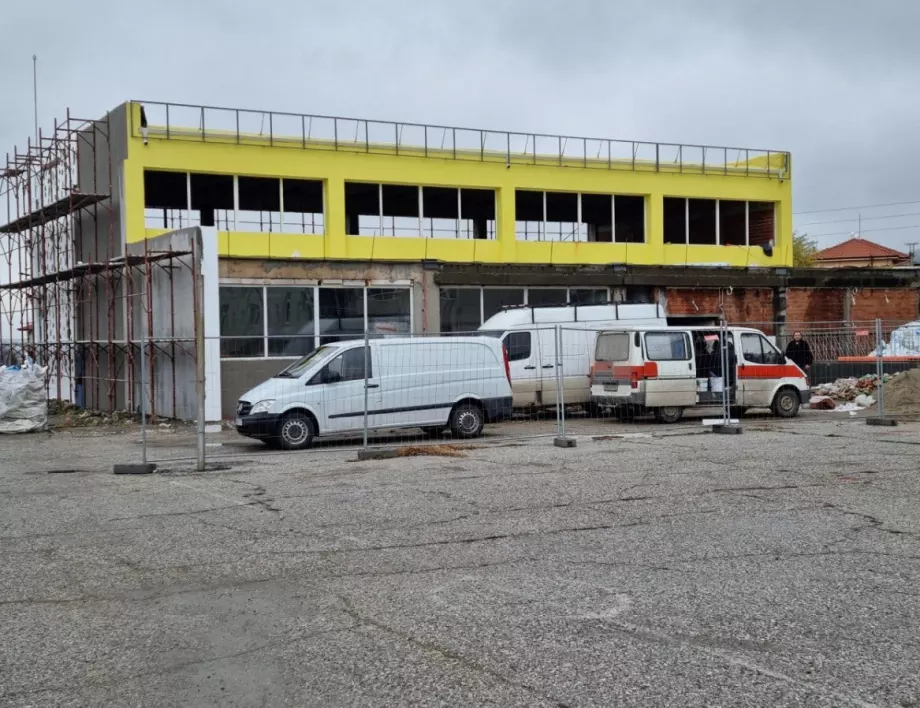 Напредва строежът на физкултурния салон в асеновградското ОУ „Панайот Волов"