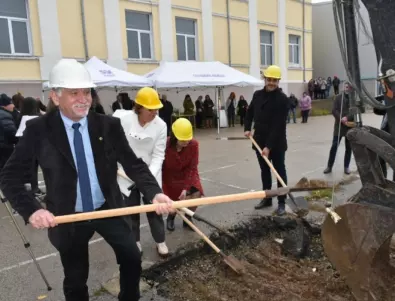 Пристрояват езиковата гимназия в Ловеч с 9 нови класни стаи