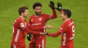 Защо звезда на Байерн Мюнхен играе с лакиран нокът (СНИМКА)?