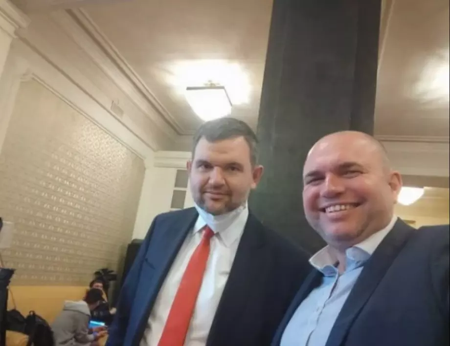 Селфито на деня: Депутатът от ДБ се извини за снимката с Пеевски 