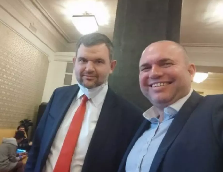 Поискаха оставката на Панев заради селфито с Пеевски