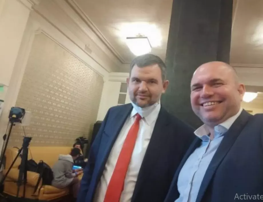 Депутатът от ДБ за селфито с Пеевски: Държа на прозрачността! 