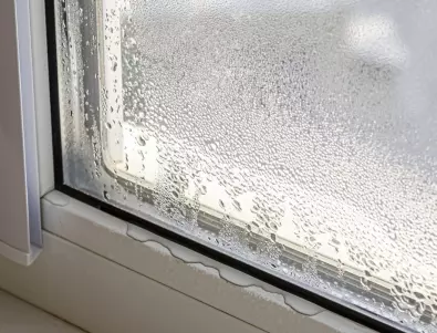 Как да премахнем влагата от прозорците от раз?