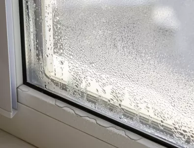 Защо се получава конденз по прозорците сутрин?