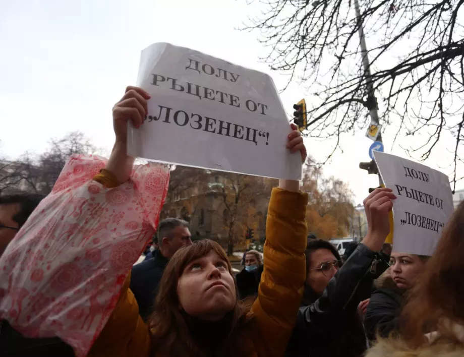 Кацаров не слезе да обясни колко хубаво е за децата пред протестиращи медици от болница "Лозенец"