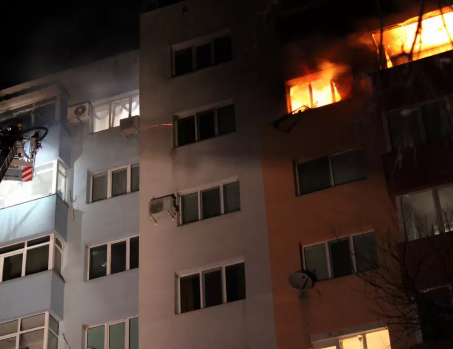 Пожар и взрив в жилищен блок във Варна (ВИДЕО)