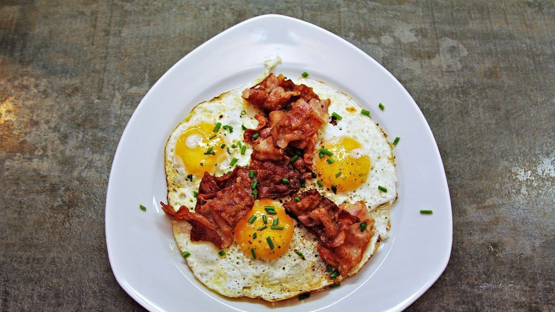 Перфектна закуска: Пържени яйца с бекон
