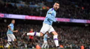 Крадци пребиха известен футболист и го ограбиха пред дома му