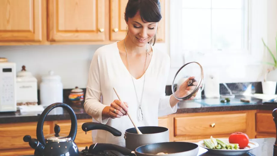 Защо домакините загряват оцета и още странни, но полезни трикове в кухнята