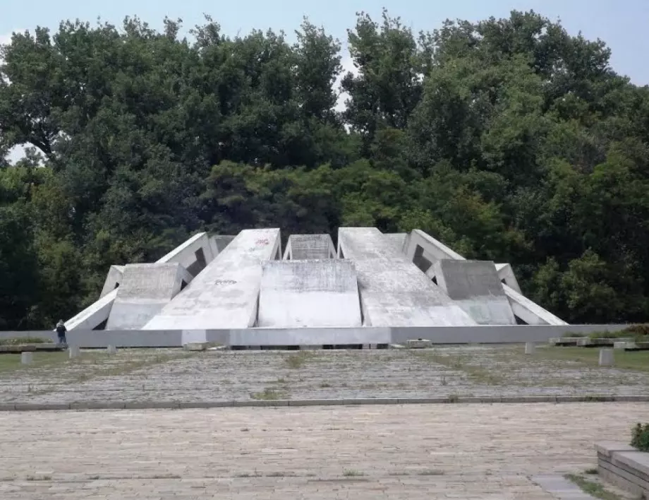 Братската могила в Пловдив - един от паметниците на социализма, с който никой не знае какво да прави