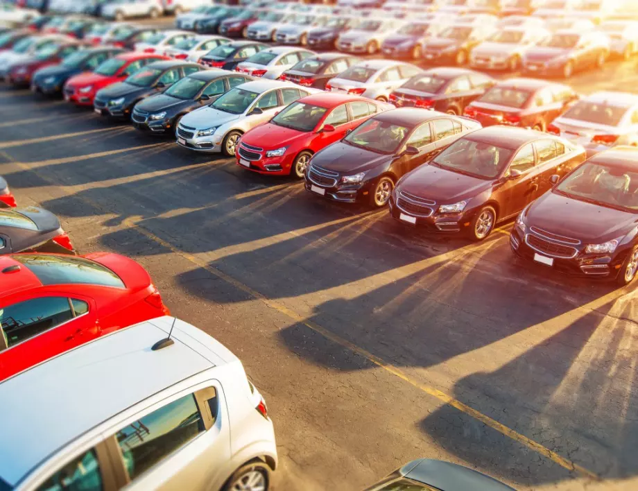Продажбите на нови коли в Европа се сринаха с над 20%