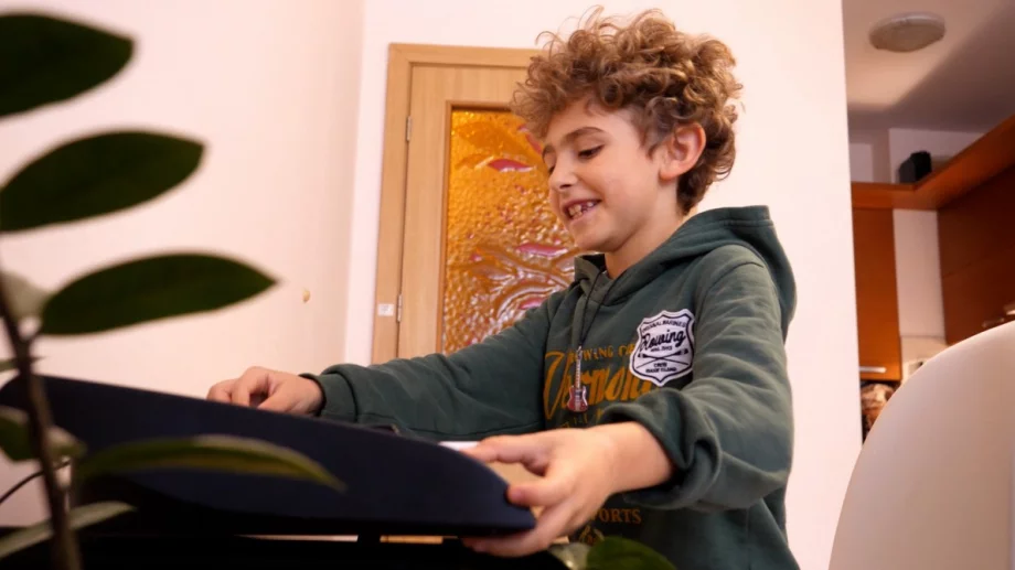 8-годишно българче създава първата жива възпитателна игра в помощ на родители (ВИДЕО)
