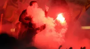 "Битка" между ултраси на ново ниво: Милан "се сби" в морето с ракети (ВИДЕО)