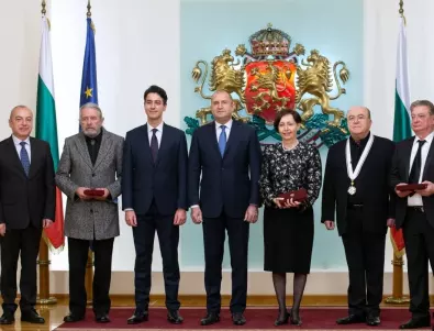 Президентът Радев удостои с висши държавни отличия изявени български творци (СНИМКИ)