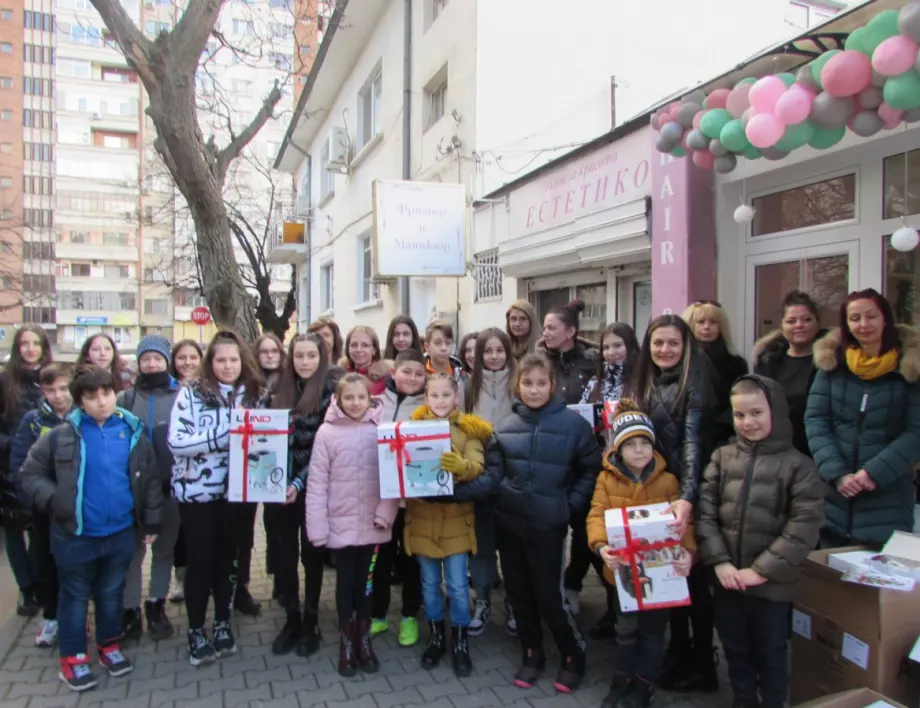 Ученици от Стара Загора ще зарадват възрастни хора с ръчно изработени картички