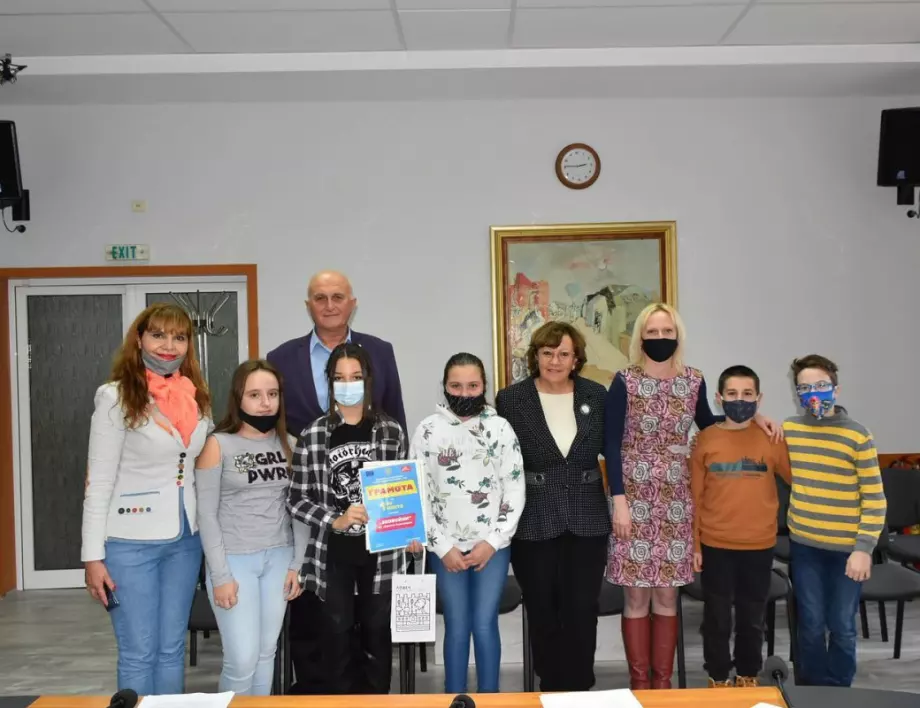 Община Ловеч награди победителите в състезанието "Живот срещу пластмаса"