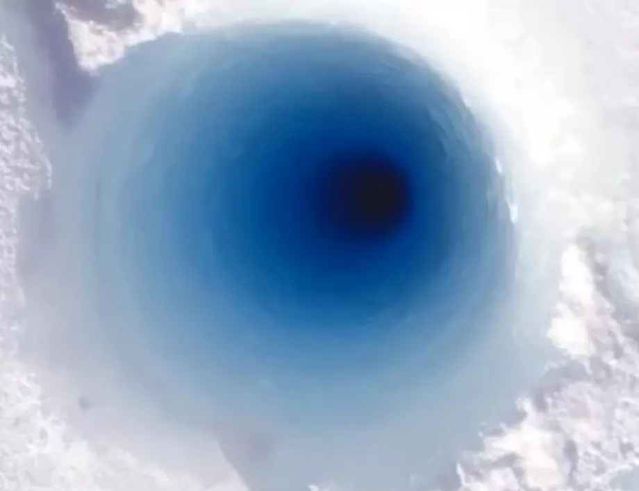 Учени хвърлиха парче лед в 90-метрова ледена дупка: вижте какво се случи с него