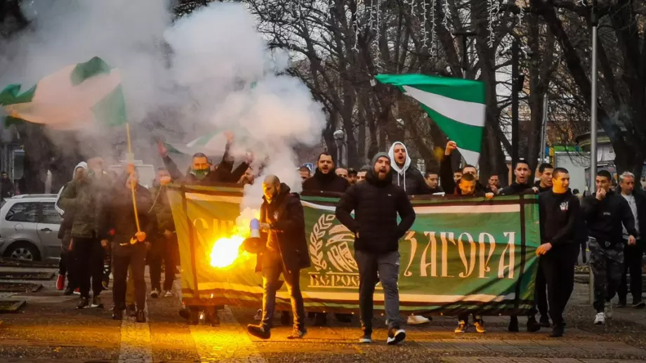 Феновете на Берое протестират пред общината в Стара Загора (ГАЛЕРИЯ)