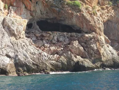 Загадъчна тристайна пещера откриха над езерото Ван