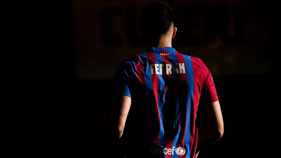 Трансферът на Торес накара звезда да иска луди пари, за да остане в Барселона