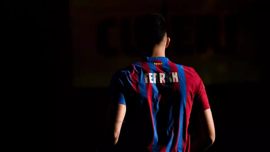 Барселона понижава заплатата на Серхи Роберто, за да регистрира Феран Торес
