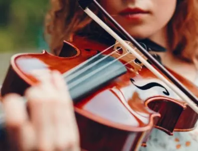 Цигулка в бомбоубежището: Музиката също може да бъде начин за съпротива (ВИДЕО)