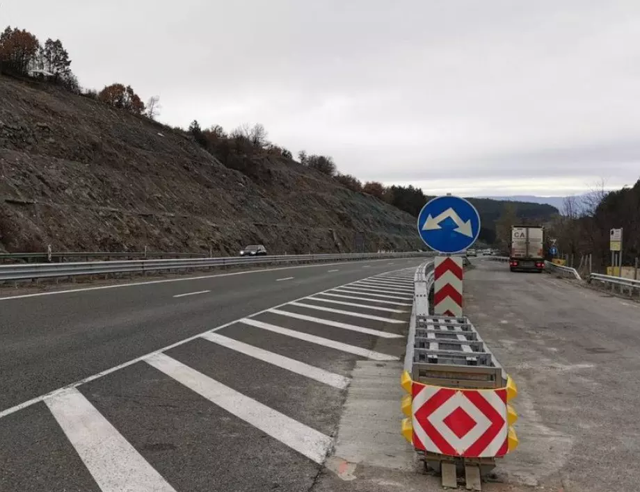 Поставиха нови знаци, маркировка и надежден буфер на АМ "Струма" край Боснек
