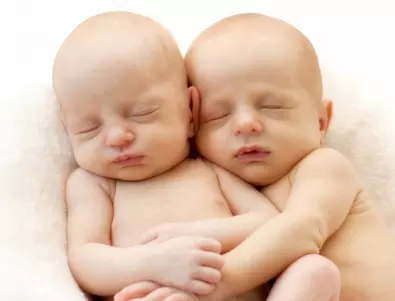 Близначки родиха в един и същи ден, но с една огромна разлика