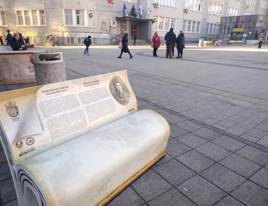 Община Бургас продължава да поставя "исторически" пейки